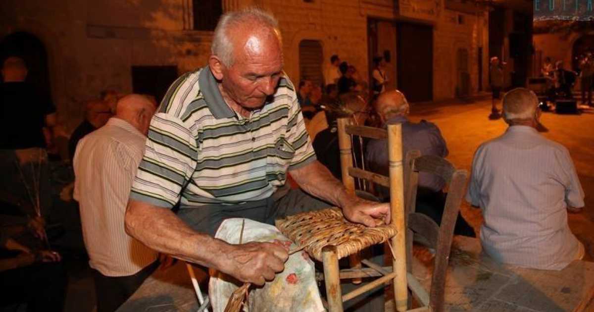 Buona paglia e mani forti: i segreti del vecchio Gaetano, l'ultimo "acconcia sedie"